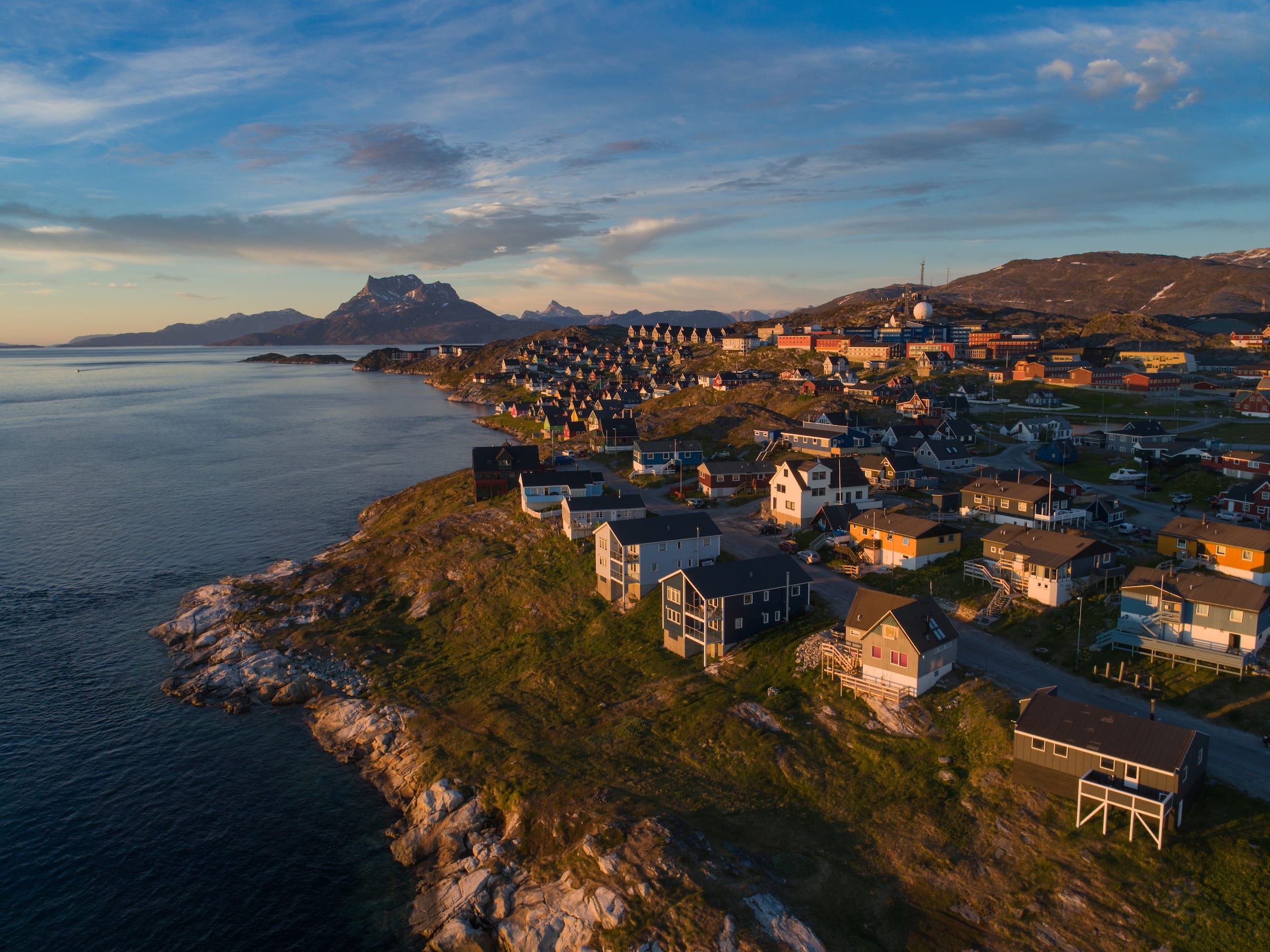 Udsigten over Nuuk fra luften med Sermitsiaq bjerget i baggrunden